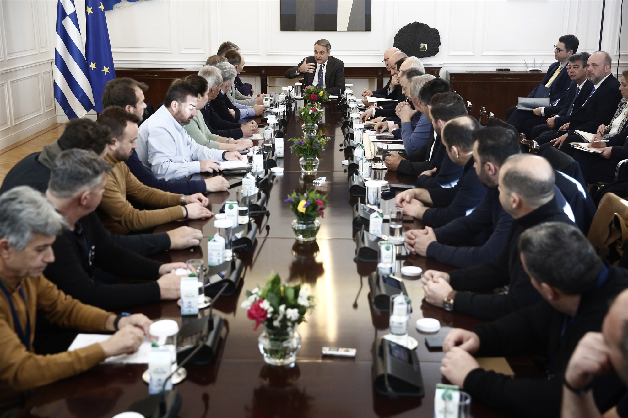 Δεσμεύσεις στο Μαξίμου, τελεσίγραφο στα μπλόκα-1