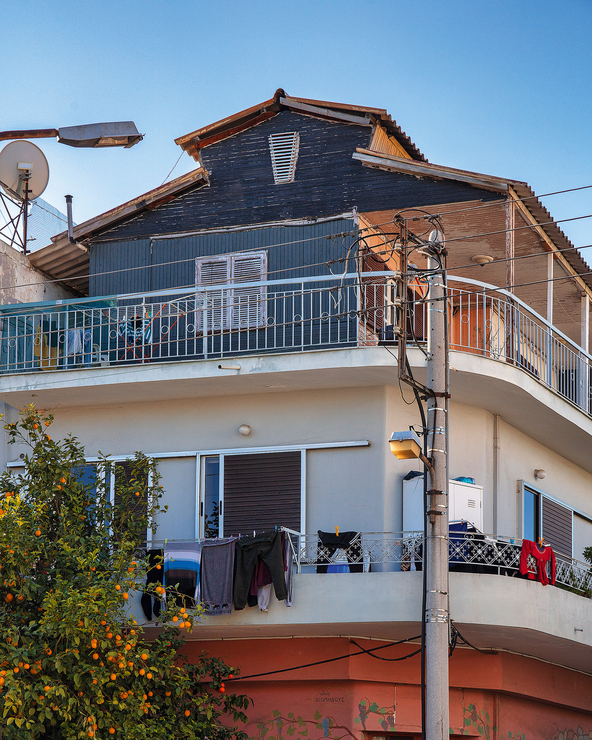 Ξενάγηση στην αθηναϊκή συνοικία που έχει το ένα πόδι στο παρελθόν-9