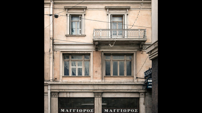 η-σκιά-του-μαγγιώρου-στην-οδό-ερμού-564025480