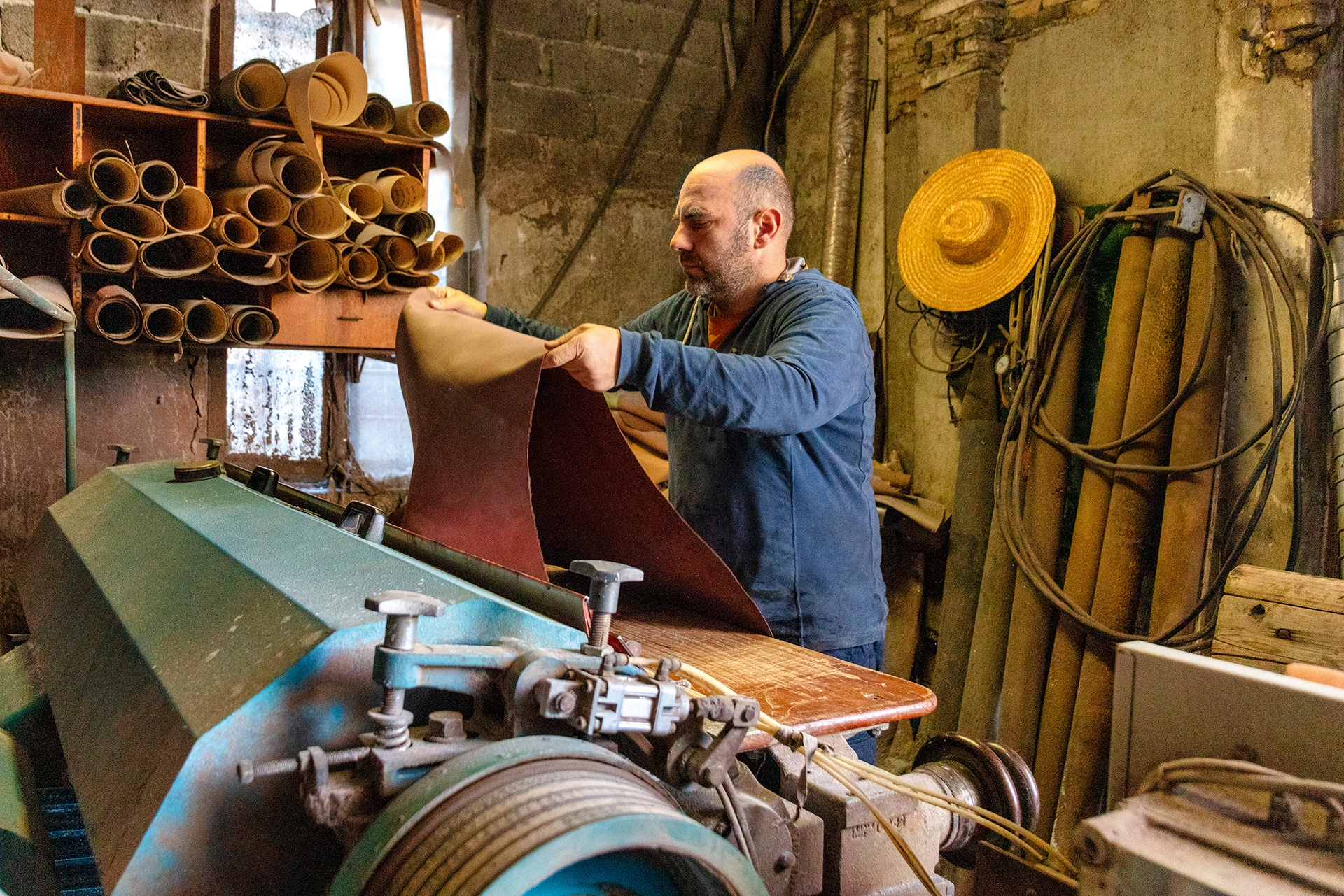 Ξενάγηση στην αθηναϊκή συνοικία που έχει το ένα πόδι στο παρελθόν-10