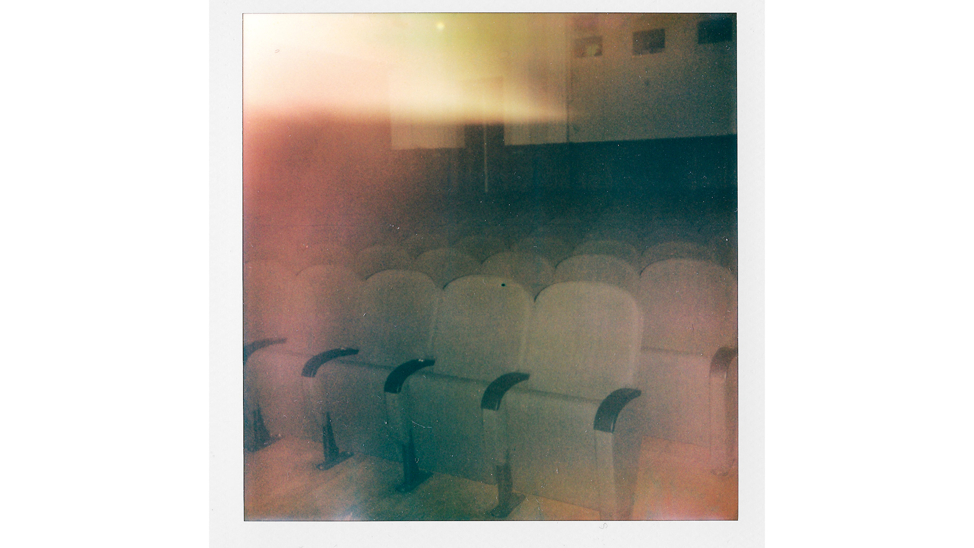 το-λευκό-βλέφαρο-της-οθόνης-564025549