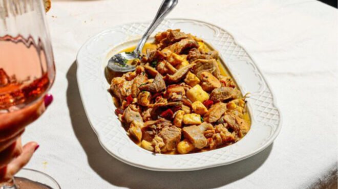 χοιρινή-τηγανιά-με-ανάμεικτα-μανιτάρ-564010534