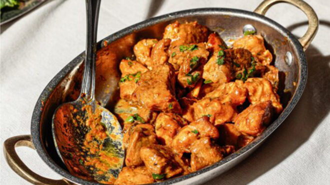 χοιρινή-τηγανιά-με-πορτοκάλι-και-δεντ-564018613