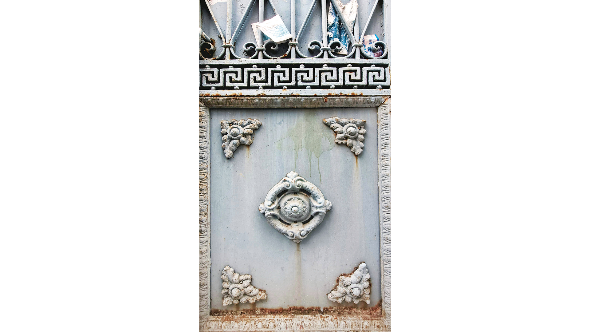 η-καγκελόπορτα-της-οδού-σμολένσκη-564003496