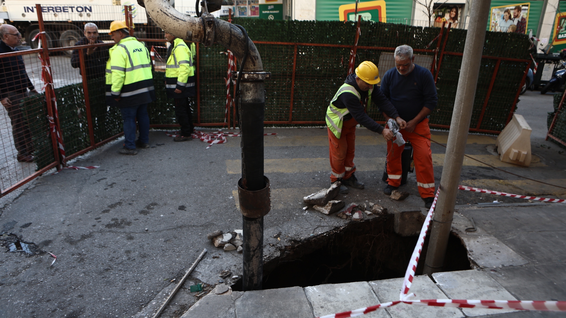 Καθίζηση οδοστρώματος στο Παγκράτι – Πού έχει διακοπεί η κυκλοφορία-2