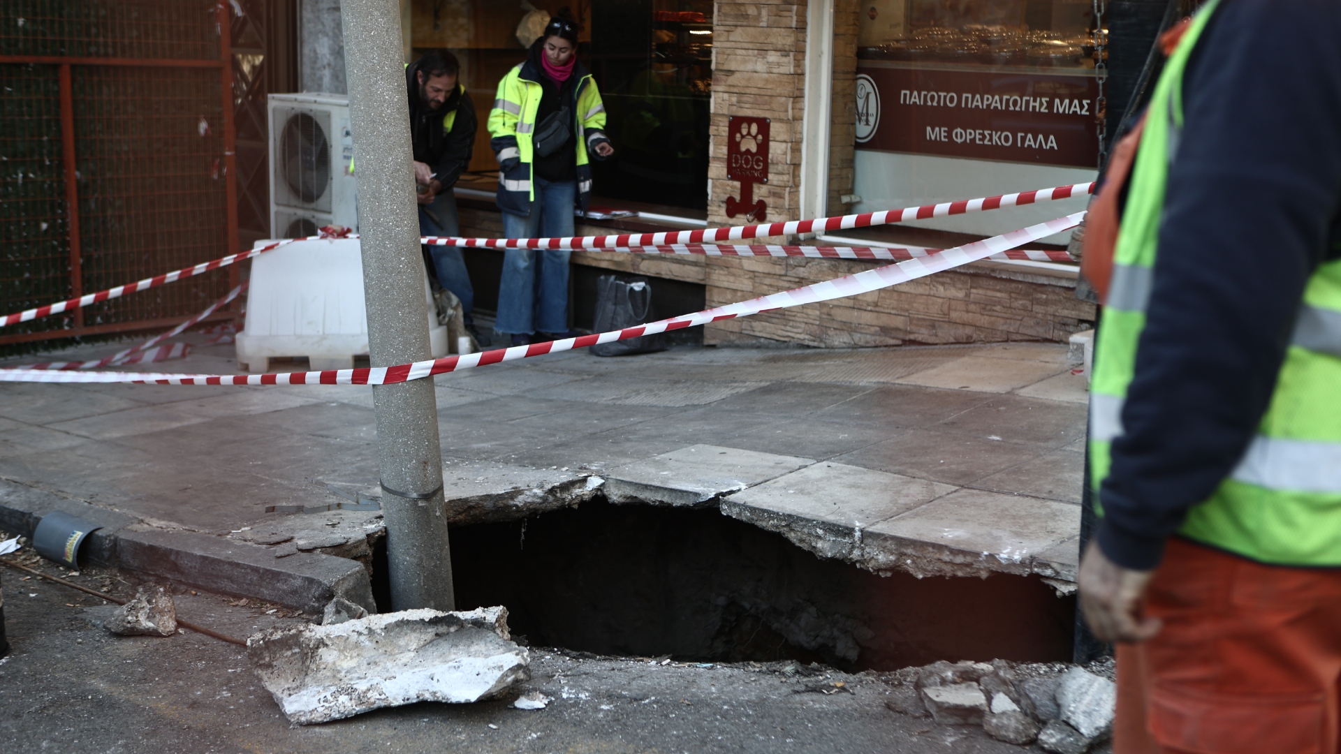 Καθίζηση οδοστρώματος στο Παγκράτι – Πού έχει διακοπεί η κυκλοφορία-3