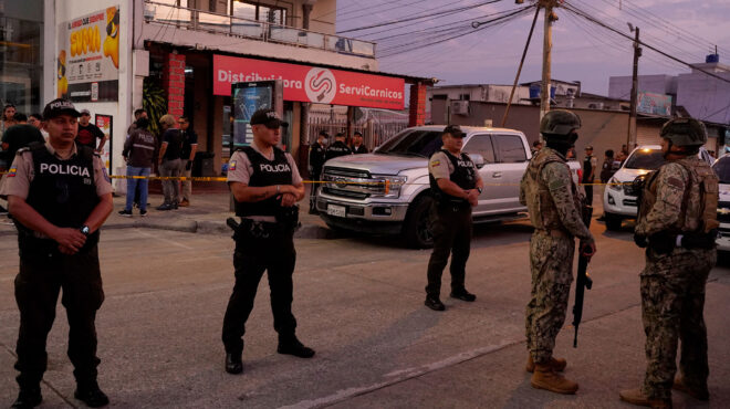 ισημερινός-ανθρώπινα-κεφάλια-σε-τουρ-564016603