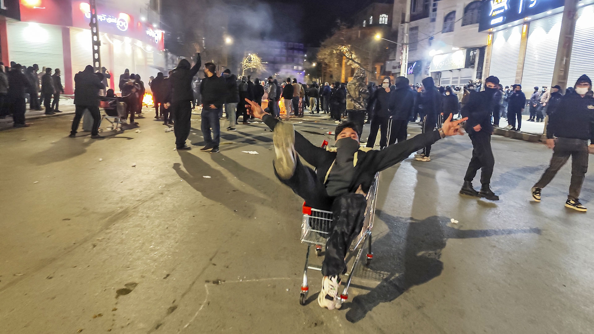 Χάος στο Ιράν, αδιάλλακτος ο Χαμενεΐ-1