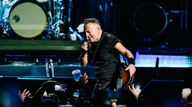 οταν-η-βία-γράφει-στίχους-564050758