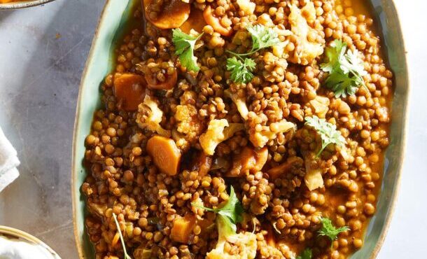 φακές-με-κάρι-και-χειμωνιάτικα-λαχανι-564035227