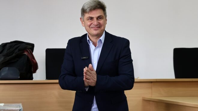 συριζα-δεν-παραδίδει-την-έδρα-ο-φαραντ-564009112