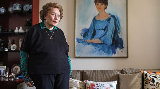 μια-ελληνίδα-στην-αυλή-του-σάχη-564027658