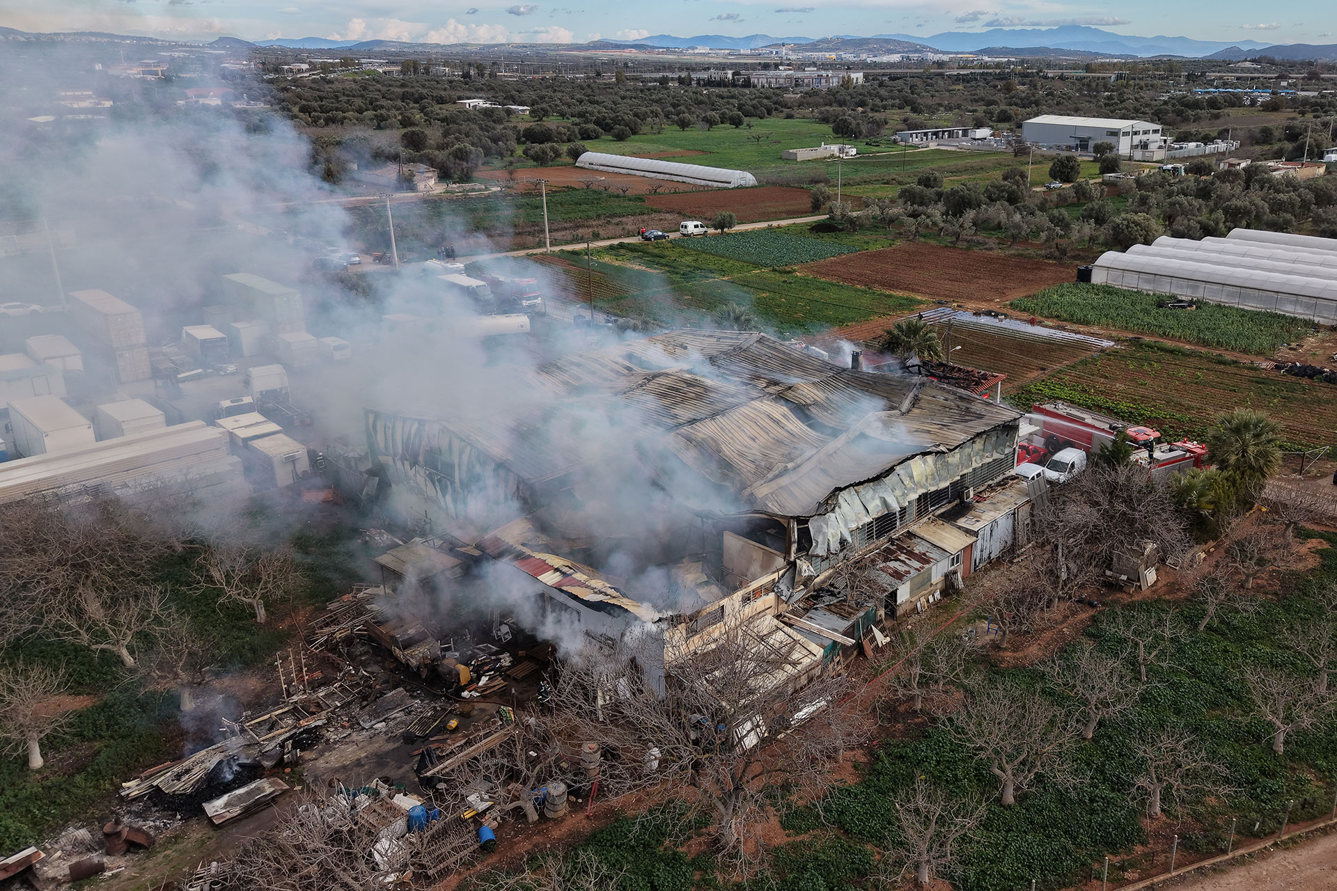Κορωπί: Υπό έλεγχο η μεγάλη φωτιά σε επιχείρηση-1