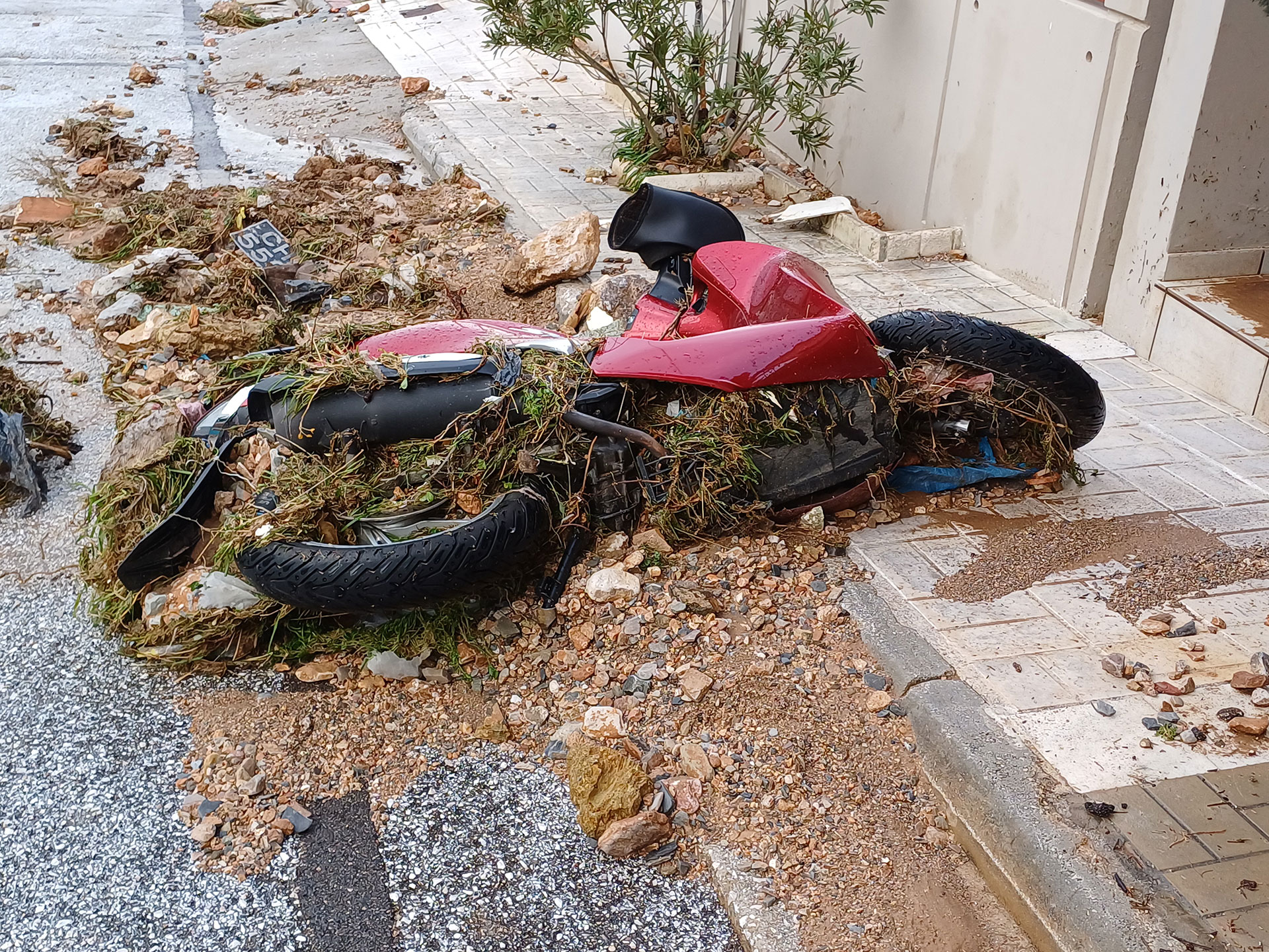 Κακοκαιρία: Εικόνες καταστροφής στην Ανω Γλυφάδα – Τι λένε κάτοικοι στην «Κ»-1