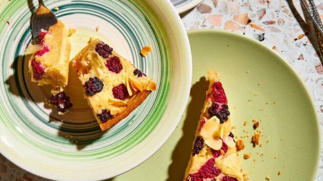 τάρτα-με-βατόμουρα-και-κρέμα-αμυγδάλο-564006352