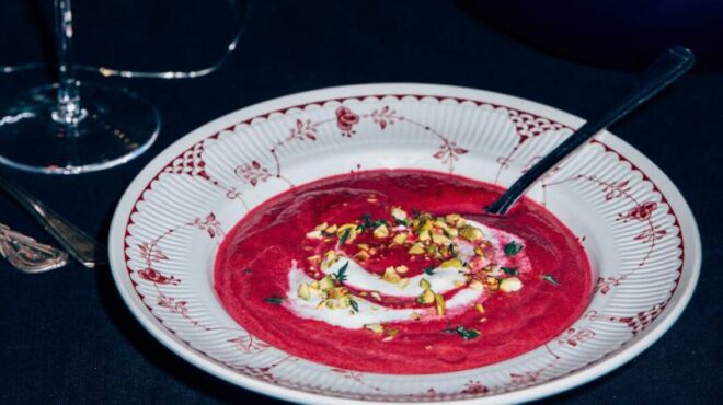 παντζαρόσουπα-με-δαμάσκηνα-και-χυμό-π-564033064