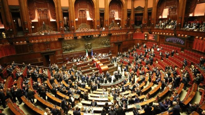 ιταλία-kατάληψη-αίθουσας-της-βουλής-564051766