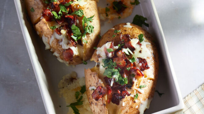 ολόκληρες-φουρνιστές-πατάτες-με-μπέι-564049318