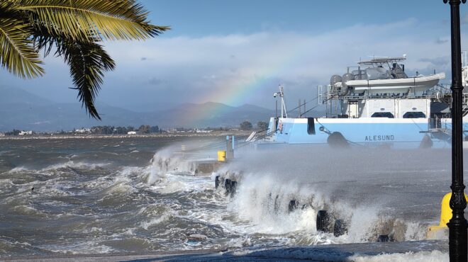 καιρός-θυελλώδεις-άνεμοι-δεμένα-πλοί-564015838