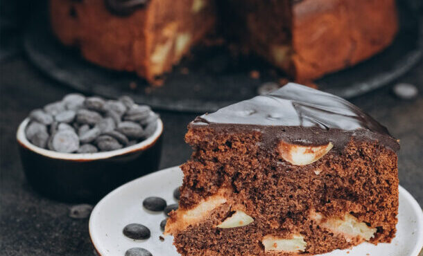 κέικ-με-κακάο-μήλα-και-κομμάτια-σοκολά-564016921