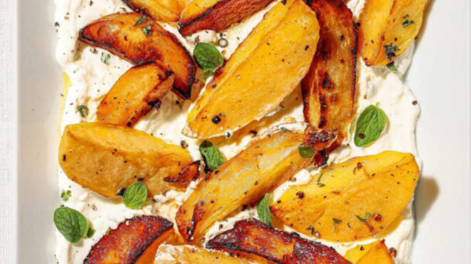 λεμονάτες-και-κρασάτες-πατάτες-σε-κρέ-564020785