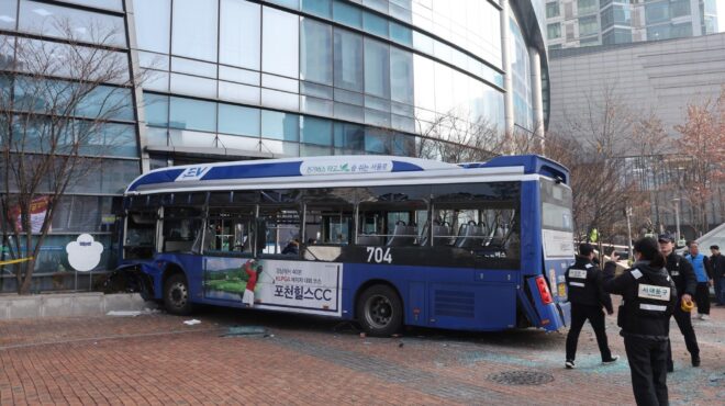 νότια-κορέα-λεωφορείο-έπεσε-σε-κτίριο-564024592