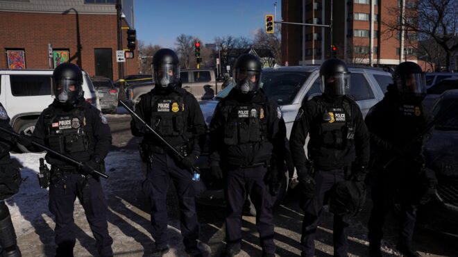 γκρεγκ-μποβίνο-ο-σκληρός-του-τραμπ-564042250