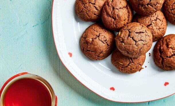 μπισκότα-σοκολάτας-με-καρύδια-και-μέλ-564016615