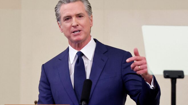 νιούσομ-ο-τραμπ-είναι-ένας-τυραννόσα-564031399