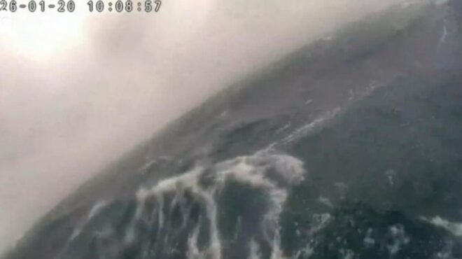 σικελία-γιγάντιο-κύμα-ύψους-16-μέτρων-π-564038023