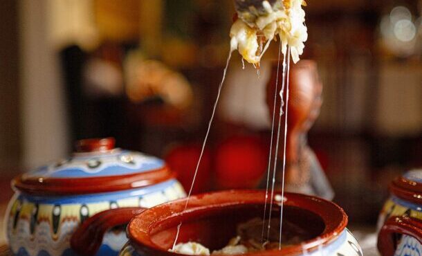 τυρί-με-λαβάς-και-κρεμμύδια-στον-φούρν-564041722