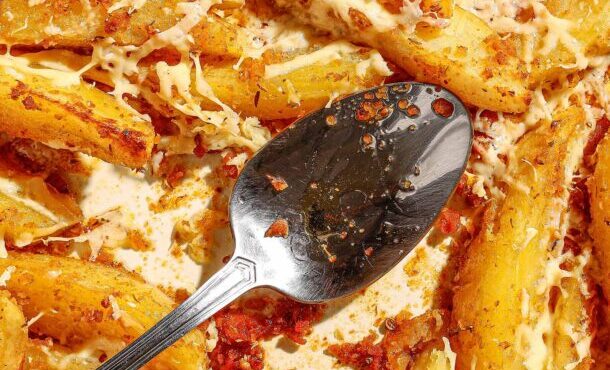 πατάτες-τραγανές-με-κεφαλοτύρι-και-πα-564016621