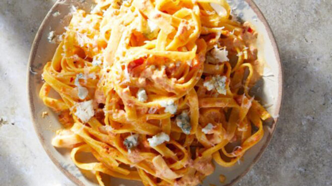 ταλιατέλες-με-κρέμα-καπνιστής-πιπερι-564022705