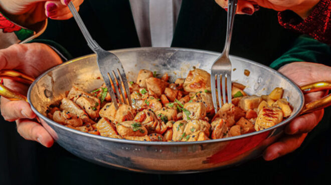 τηγανιά-κρασάτη-με-γαλοπούλα-μήλο-και-564007396