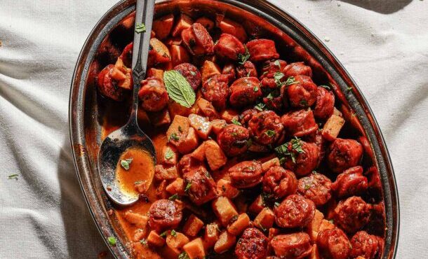 τηγανιά-με-χωριάτικο-λουκάνικο-κυδών-564033460