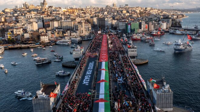 μαζική-διαδήλωση-στην-κωνσταντινούπ-564002635