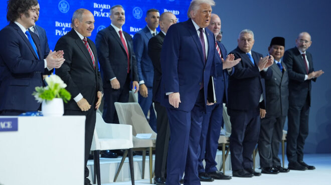 ο-τραμπ-παρουσίασε-το-συμβούλιο-ειρή-564035698