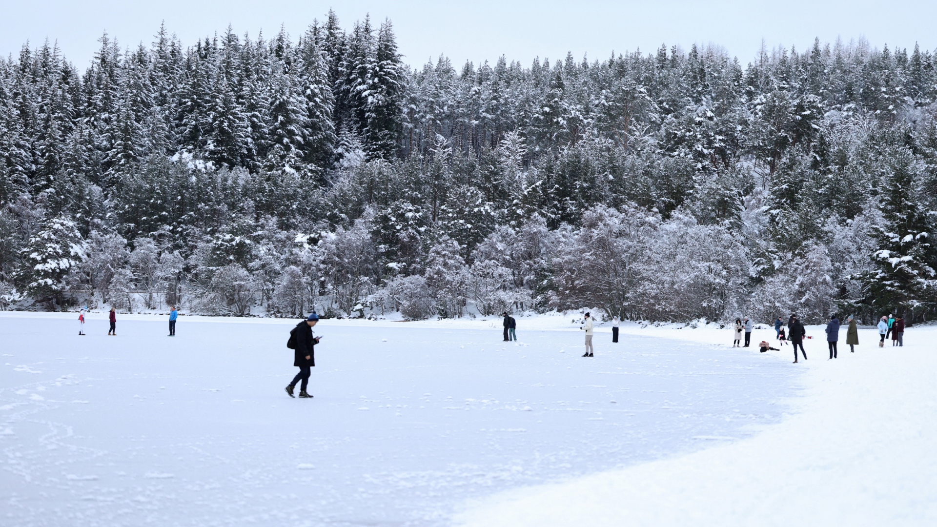 Η κακοκαιρία σαρώνει την Ευρώπη: Πολικές θερμοκρασίες, χιονιάς και θυελλώδεις άνεμοι [εικόνες]-3