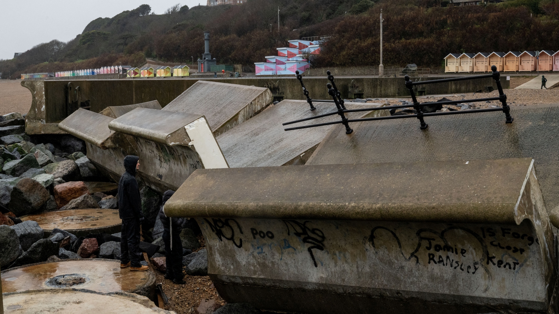 Η κακοκαιρία σαρώνει την Ευρώπη: Πολικές θερμοκρασίες, χιονιάς και θυελλώδεις άνεμοι [εικόνες]-2