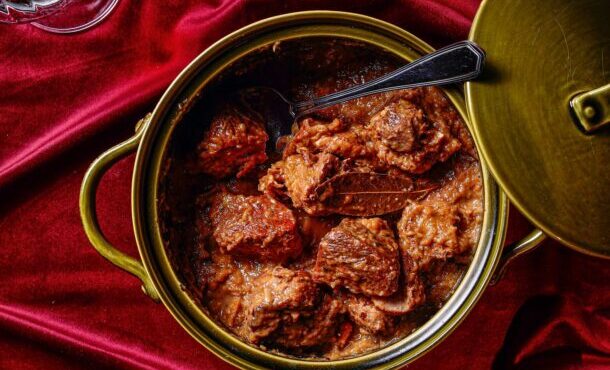 χοιρινό-με-μήλα-564010858