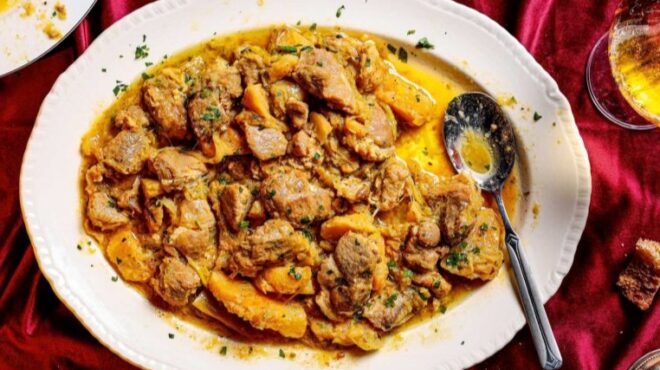 χοιρινό-με-πράσα-και-σελινόριζες-από-τ-564008956