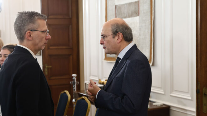 σχοινοβασία-μεταξύ-βρυξελλών-και-ουά-564031108