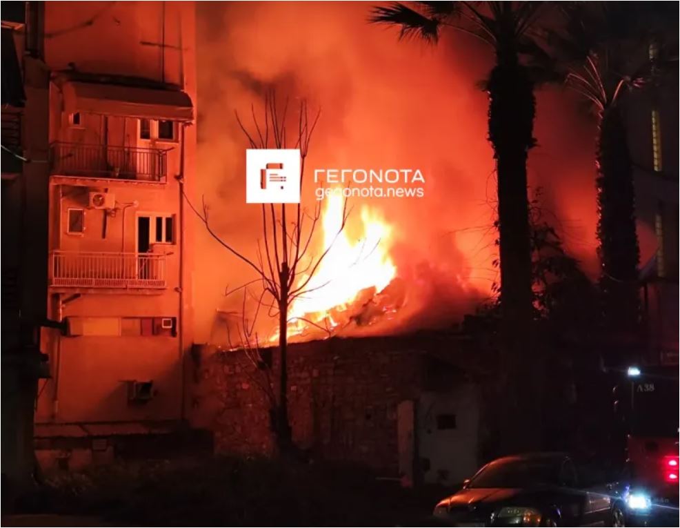 Βόλος: Φωτιά σε κτίριο στον Aγιο Κωνσταντίνο-1