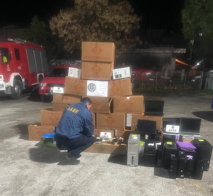 «Βιολάντα»: Οι κούτες με τα κατασχεμένα από το γραφείο και το σπίτι του εργοστασιάρχη-1