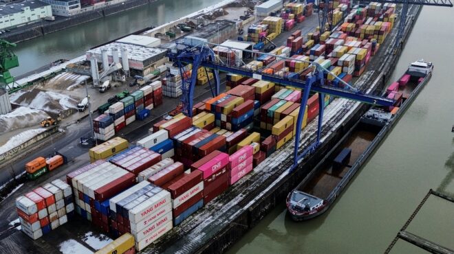 δασμοί-ο-τραμπ-επανέφερε-σε-ισχύ-συμφω-564057091