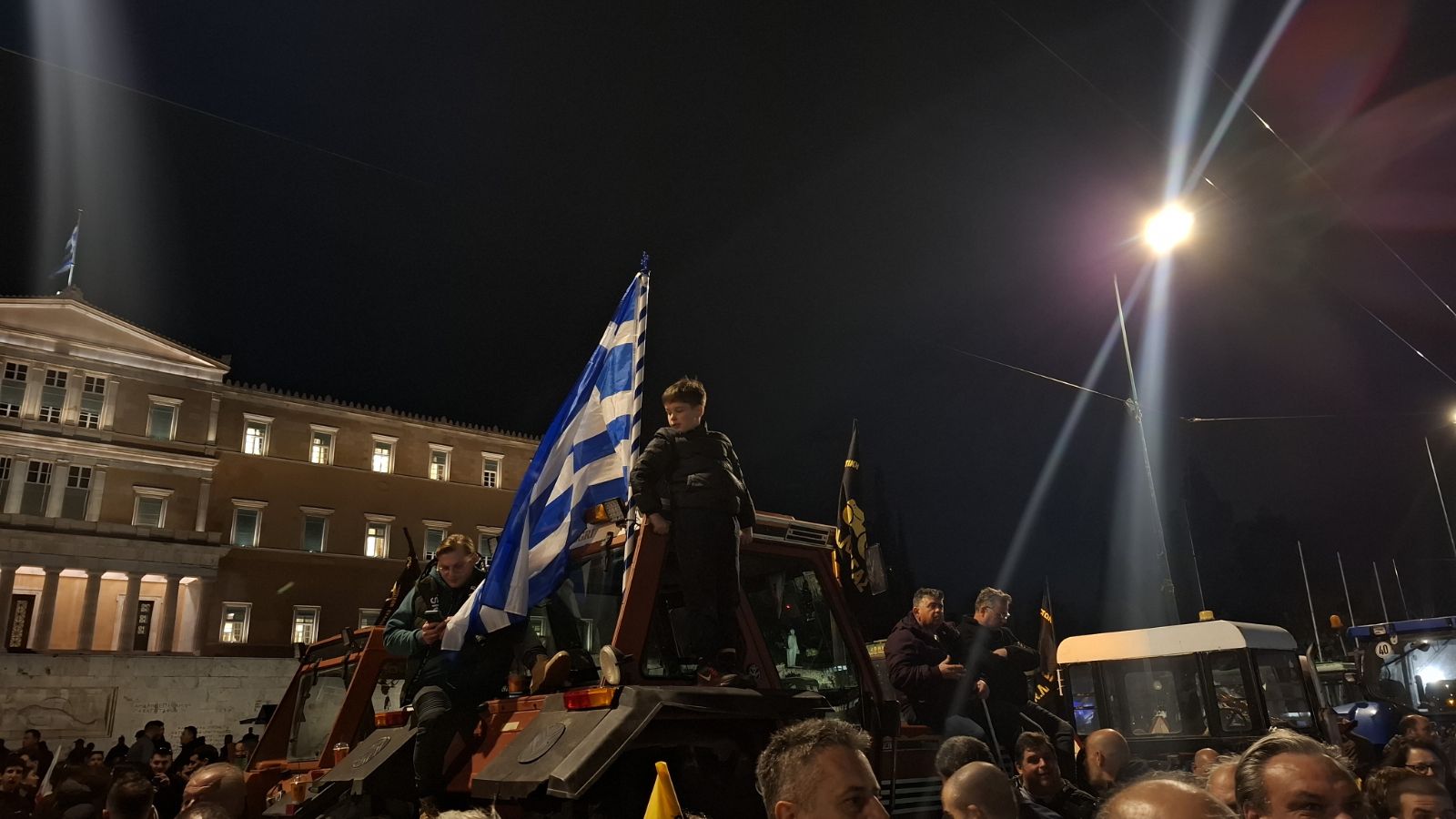 Οι αγρότες έστειλαν μήνυμα συνέχισης του αγώνα – Διανυκτερεύουν με τα τρακτέρ στο Σύνταγμα-13