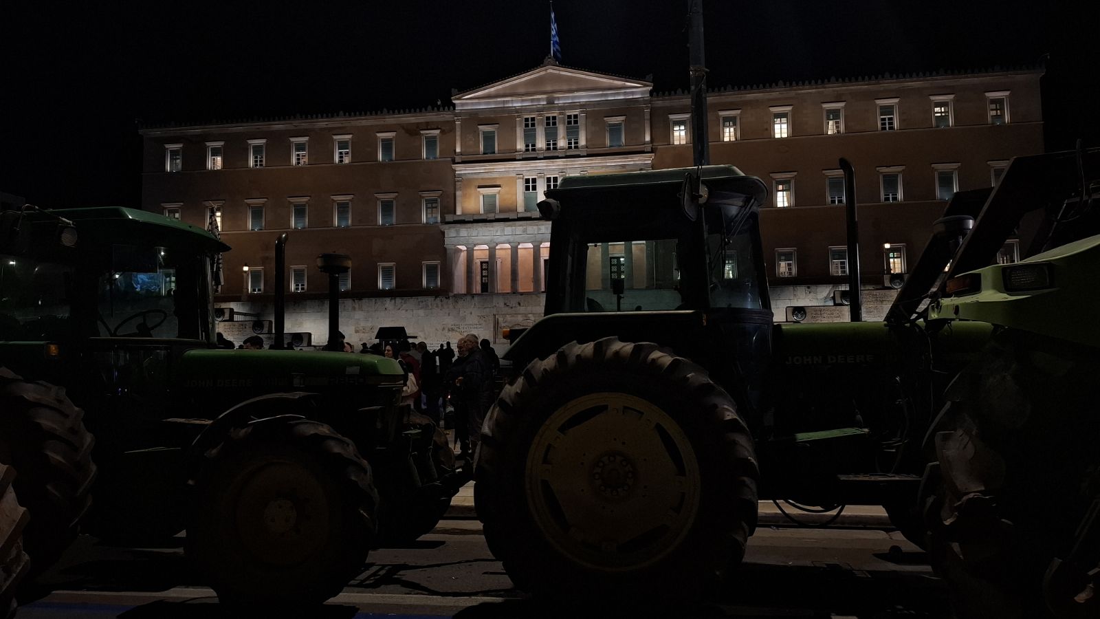 Οι αγρότες έστειλαν μήνυμα συνέχισης του αγώνα – Διανυκτερεύουν με τα τρακτέρ στο Σύνταγμα-12