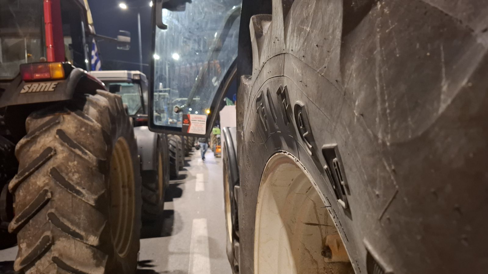 Οι αγρότες έστειλαν μήνυμα συνέχισης του αγώνα – Διανυκτερεύουν με τα τρακτέρ στο Σύνταγμα-14