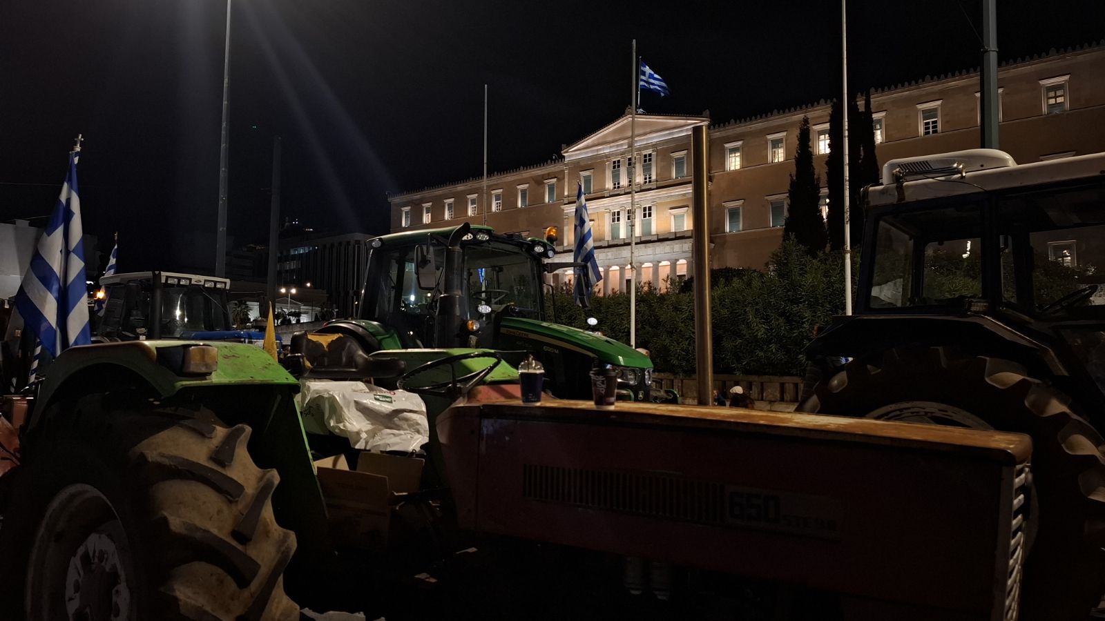 Οι αγρότες έστειλαν μήνυμα συνέχισης του αγώνα – Διανυκτερεύουν με τα τρακτέρ στο Σύνταγμα-11