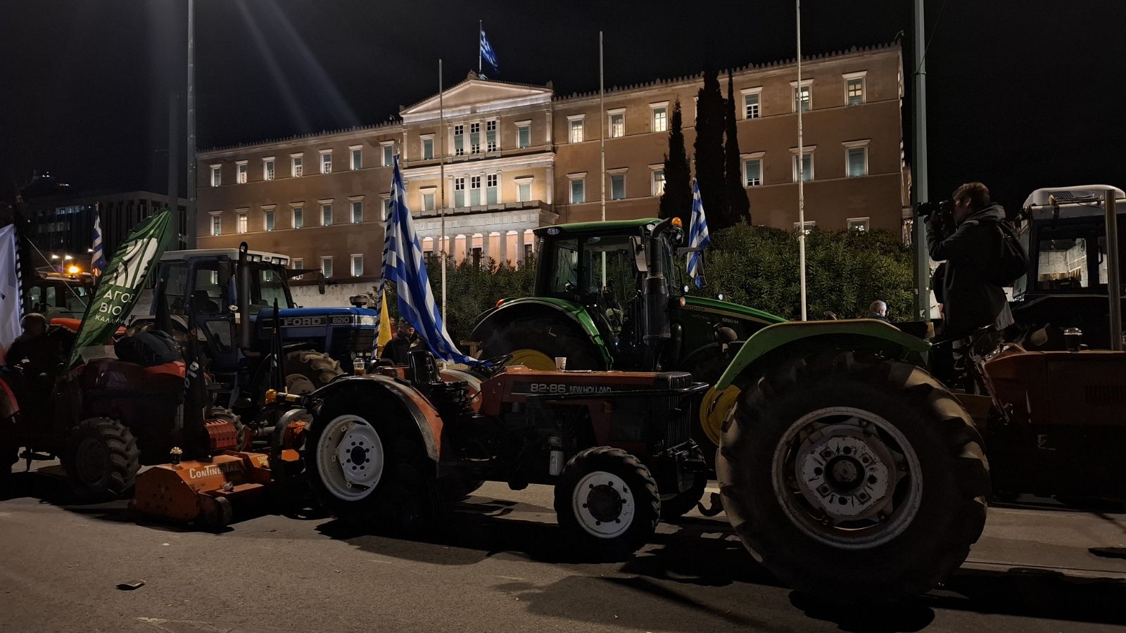 Οι αγρότες έστειλαν μήνυμα συνέχισης του αγώνα – Διανυκτερεύουν με τα τρακτέρ στο Σύνταγμα-15